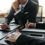 كيف تصبح محامي شركات في السعودية